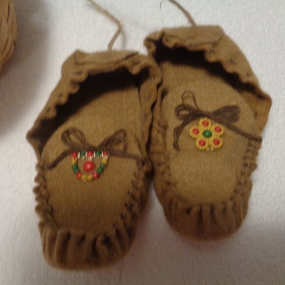 NATIVE STYLED DOLL IN SM BASKET & YOUNG MOCASSINS ORNAMENT LOT - Picture 10 of 12